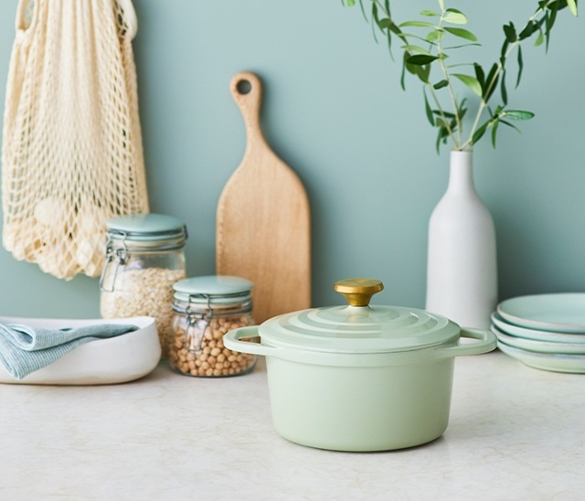 キッチンに置かれた、キャストラインエアココット20㎝