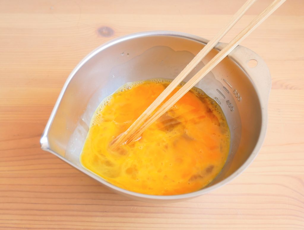 キレッキレボウル15cmで卵液を溶く様子
