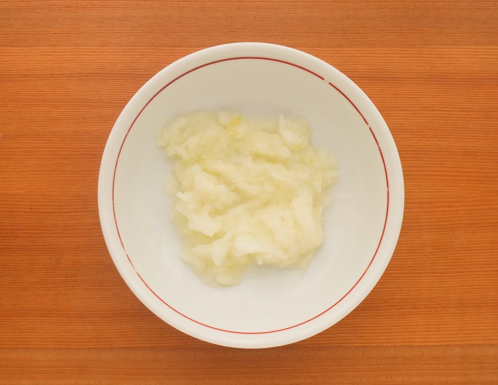 すりおろして耐熱容器に入れた玉ねぎ