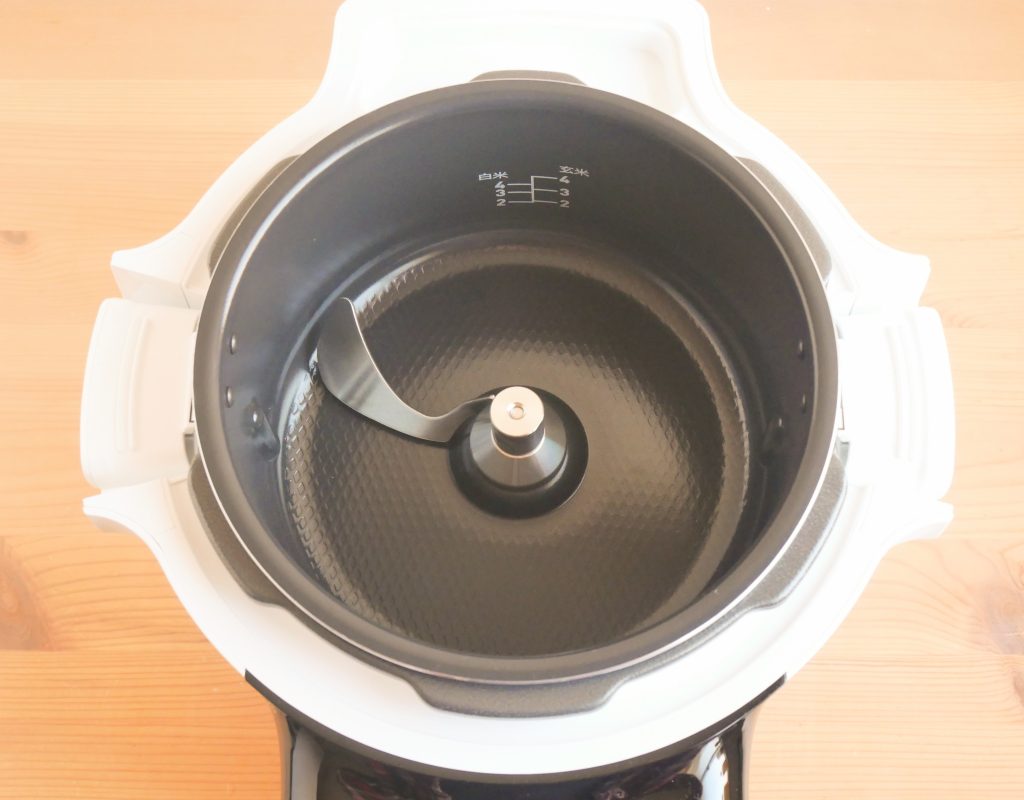 本体に内鍋をセットする様子