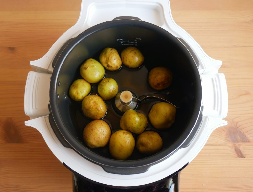 内鍋にじゃがいもの煮っころがしの材料を入れる様子