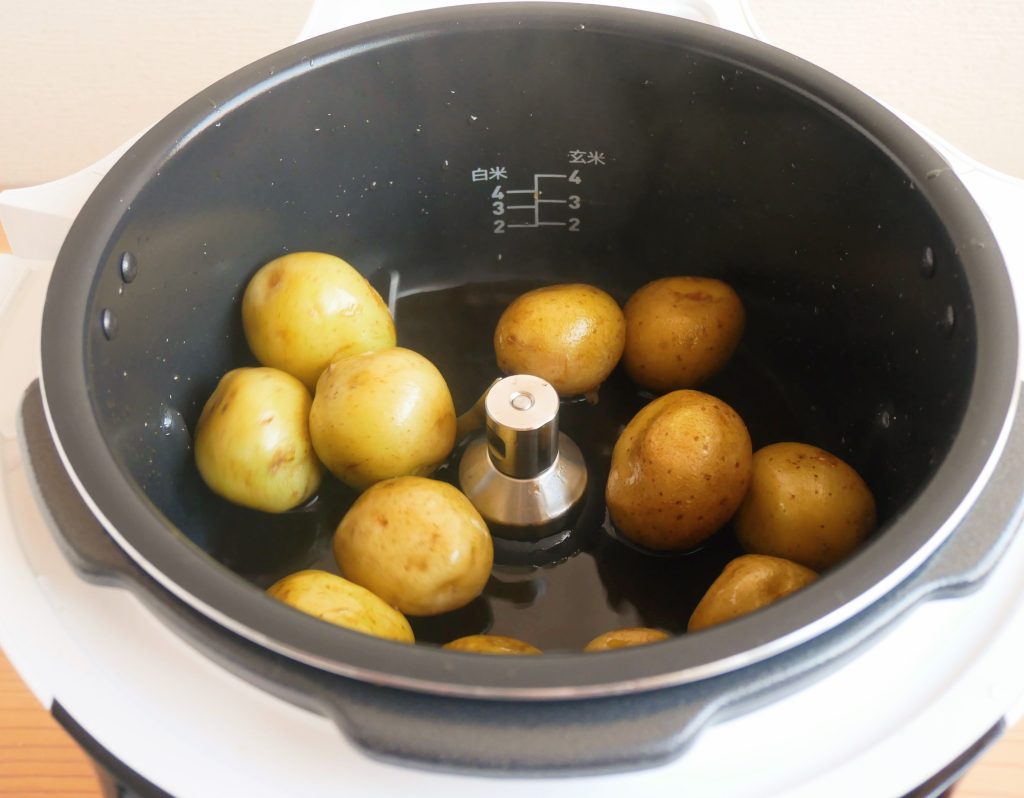 水分を煮詰めた、ラクラクッカープロ自動調理鍋に入ったじゃがいもの煮っころがし