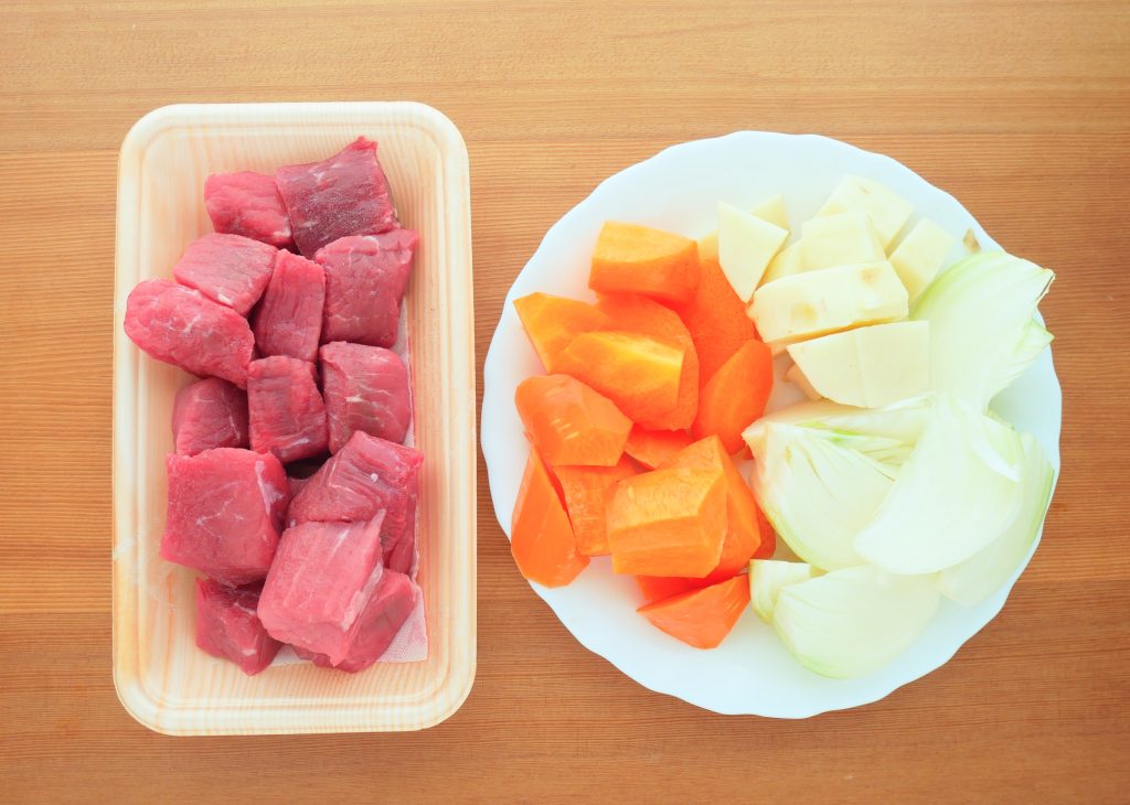 下ごしらえしたビーフシチューの材料