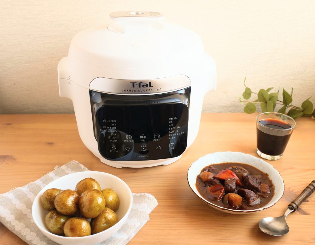ラクラクッカープロ自動調理鍋と、皿に盛られたじゃがいもの煮っころがし、ビーフシチュー