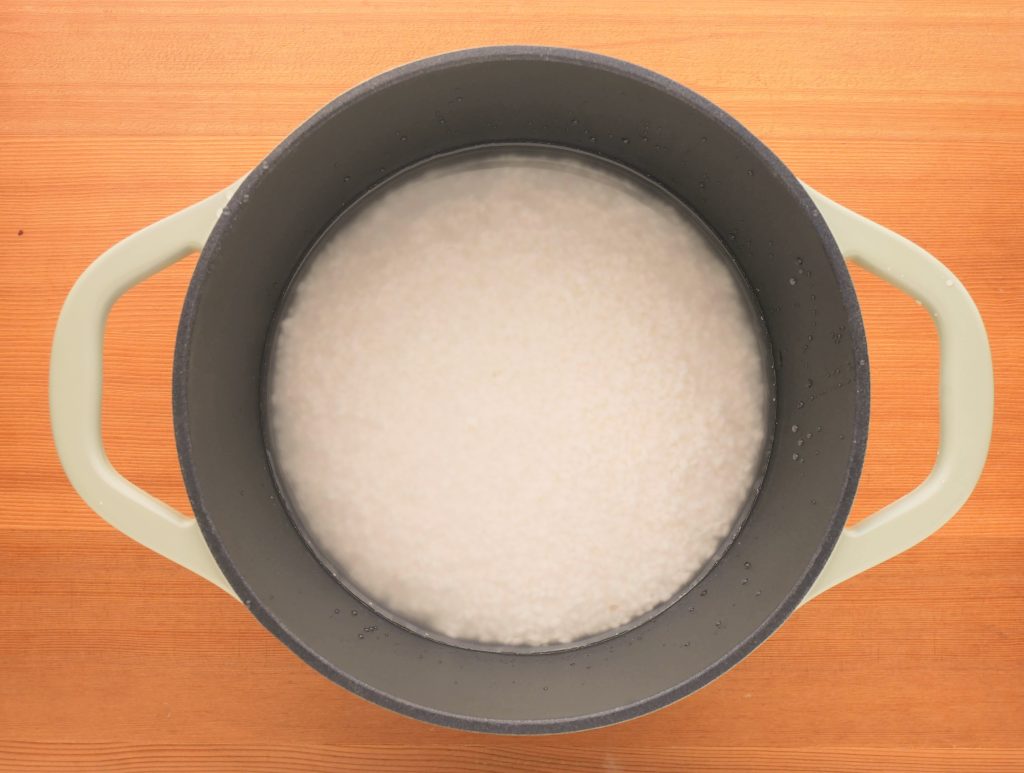 キャストラインエアココット20㎝に米と水を入れる様子