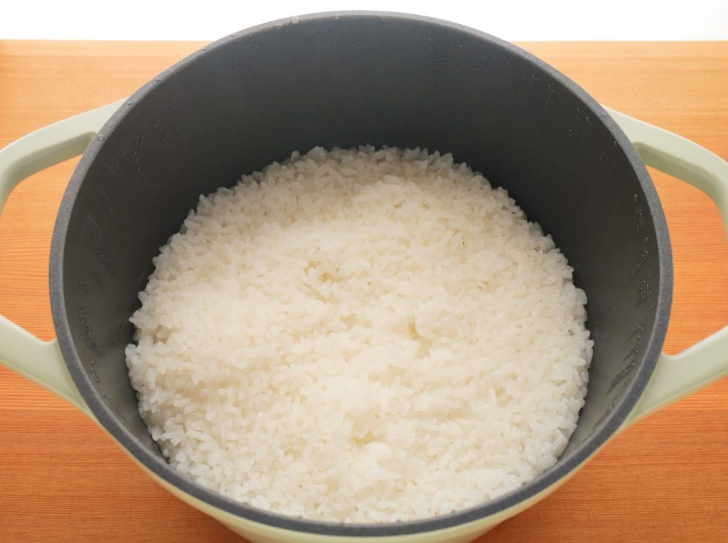 キャストラインエアココット20㎝で白飯を炊き、ふたを空けた様子