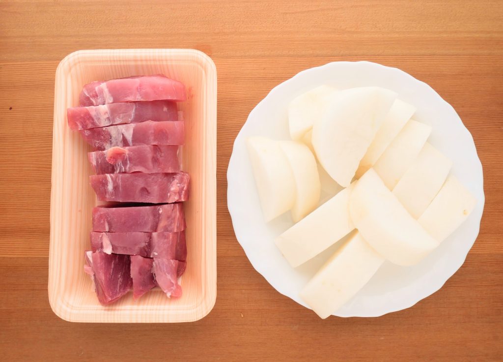 カットした豚ヒレ肉と大根