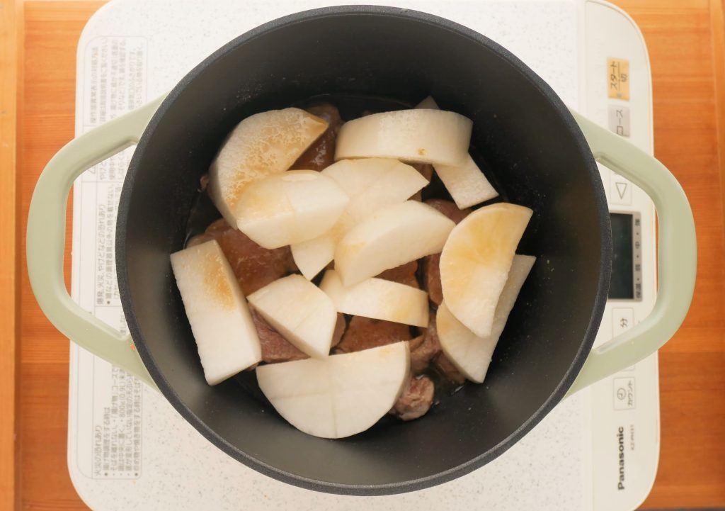 キャストラインエアココット20㎝で材料を煮る様子