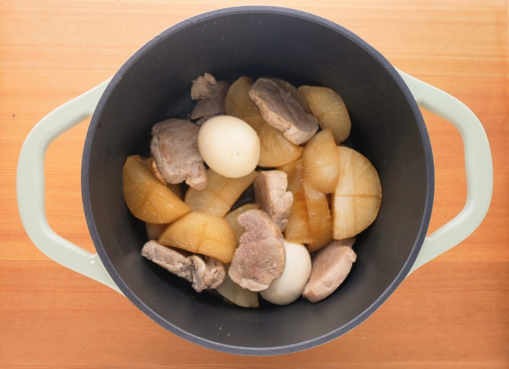 キャストラインエアココット20㎝で煮詰めた煮汁と具材を絡める様子