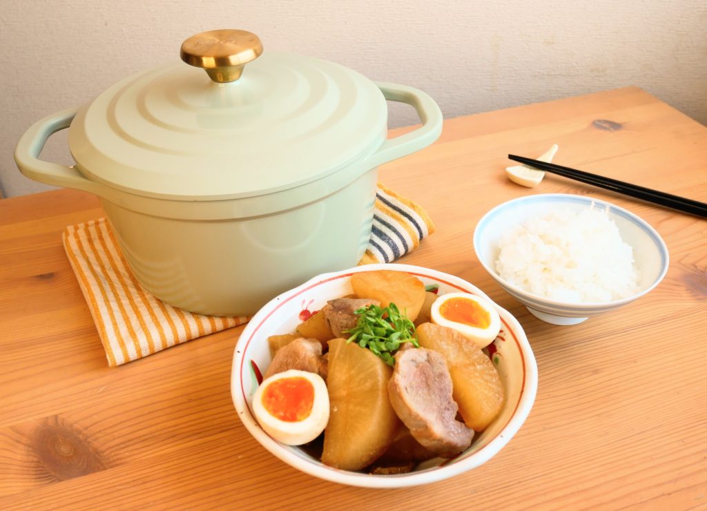 キャストラインエアココット20㎝と、皿に盛られた豚ヒレ肉と大根の煮豚、白飯