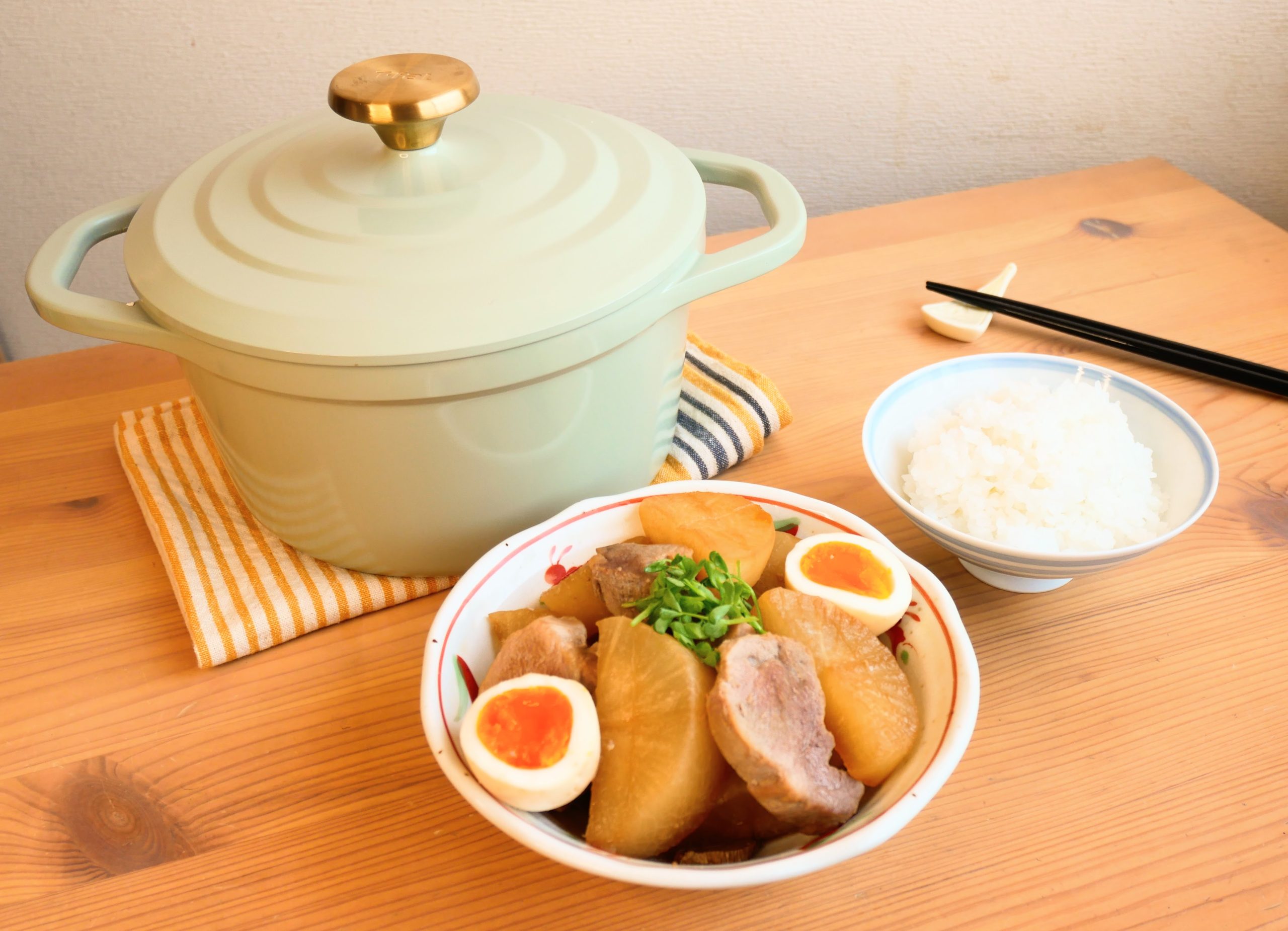 キャストラインエアココット20㎝と、皿に盛られた豚ヒレ肉と大根の煮豚、白飯