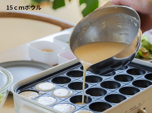 たこ焼き器に、キレッキレボウルに入った生地を注ぐ様子