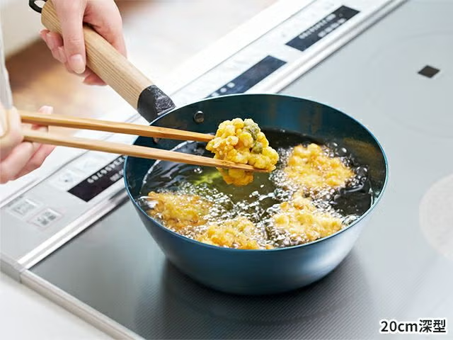 オーブンでも使える鉄フライパン　深型で揚げ物をする様子