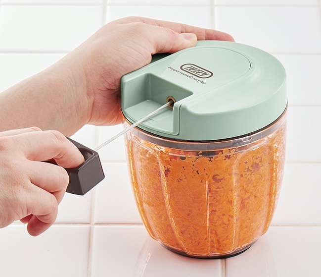 トフィーのマルチハンディチョッパーでにんじんを細かくする様子