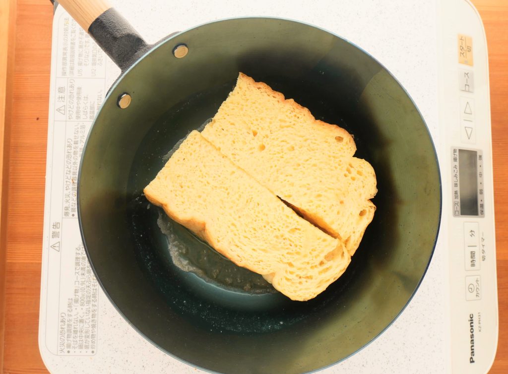 卵液に浸した食パンを焼く様子