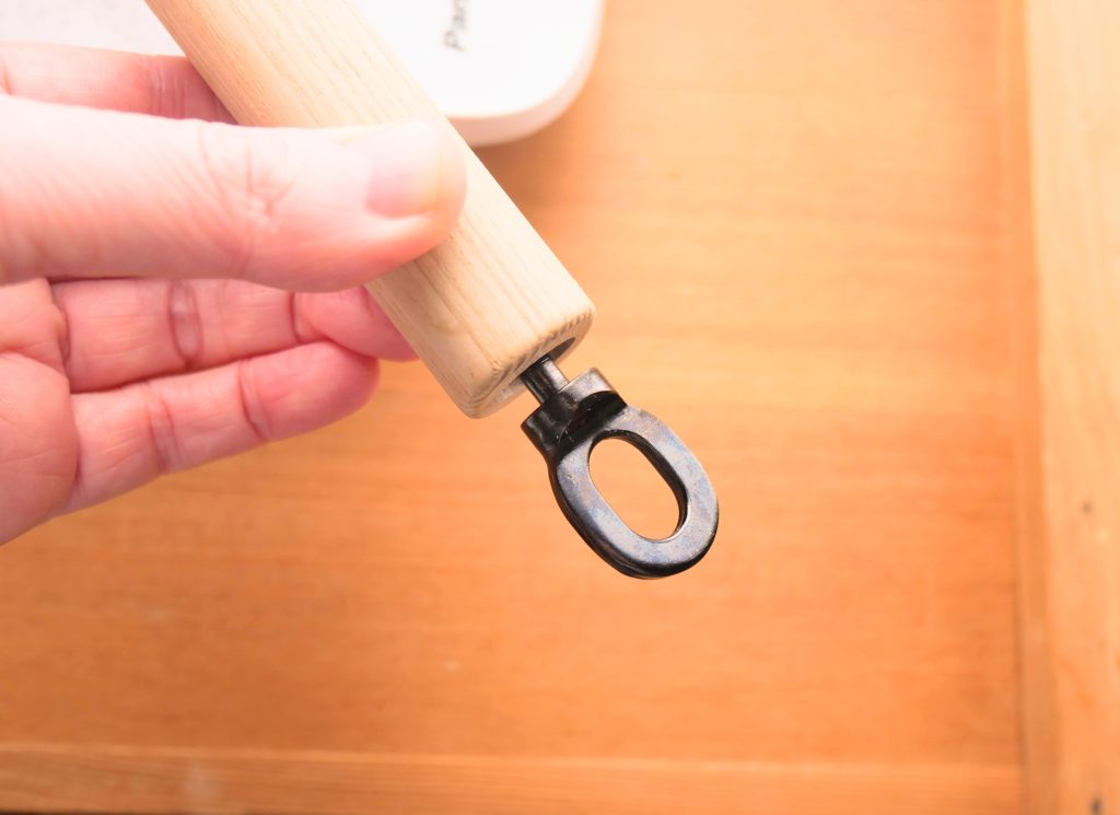 ハンドルのねじを回す様子