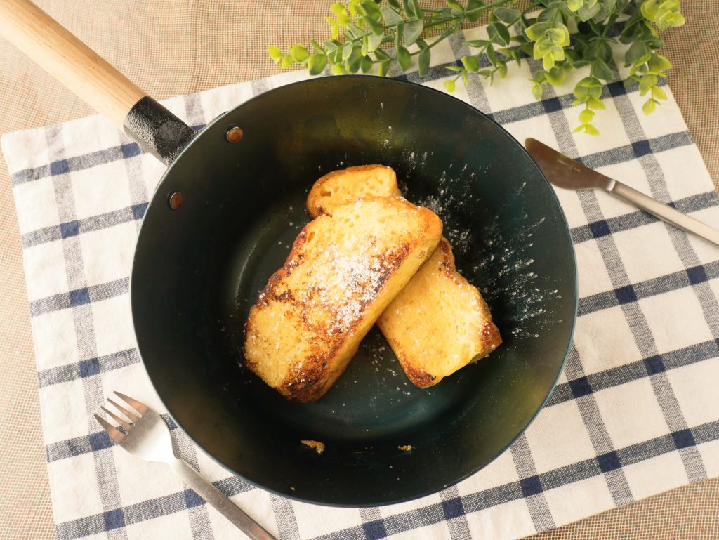 「オーブンでも使える鉄フライパン　深型」に入ったフレンチトースト