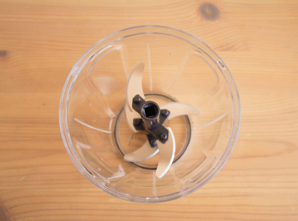 容器の軸に5枚カッターをセットする様子