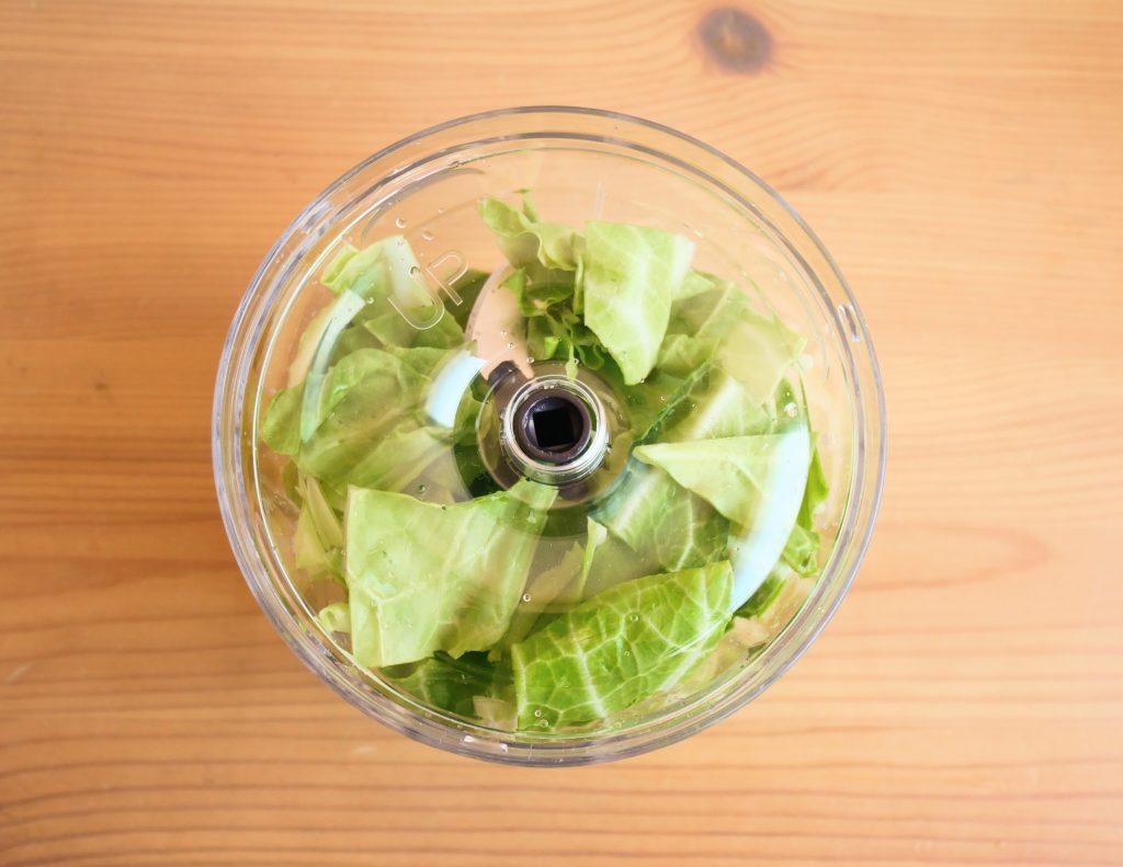 5枚カッターをセットした容器にキャベツを入れて内ぶたをセットする様子