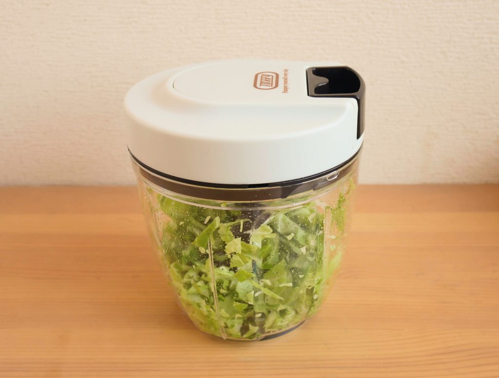 みじん切りにしたキャベツが入った、マルチハンディチョッパー