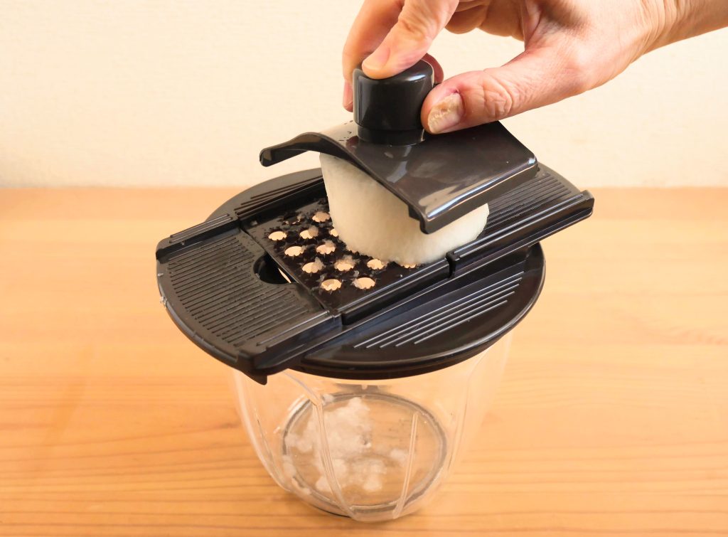 大根をおろす様子