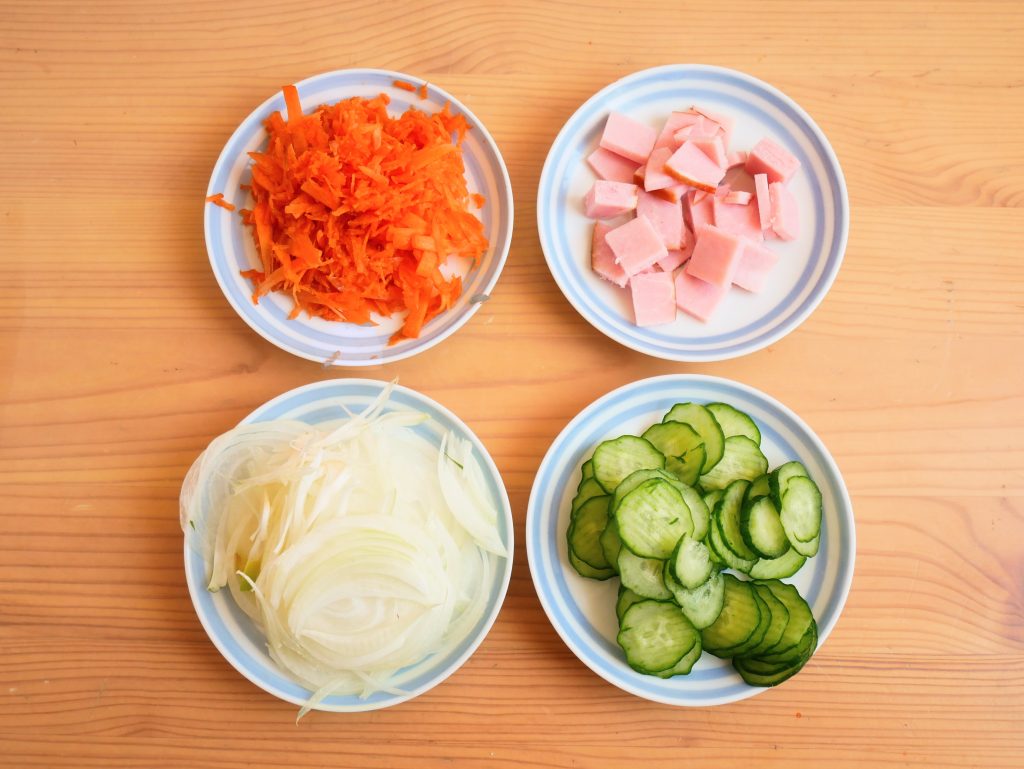下ごしらえしたにんじん、玉ねぎ、きゅうり、ハム