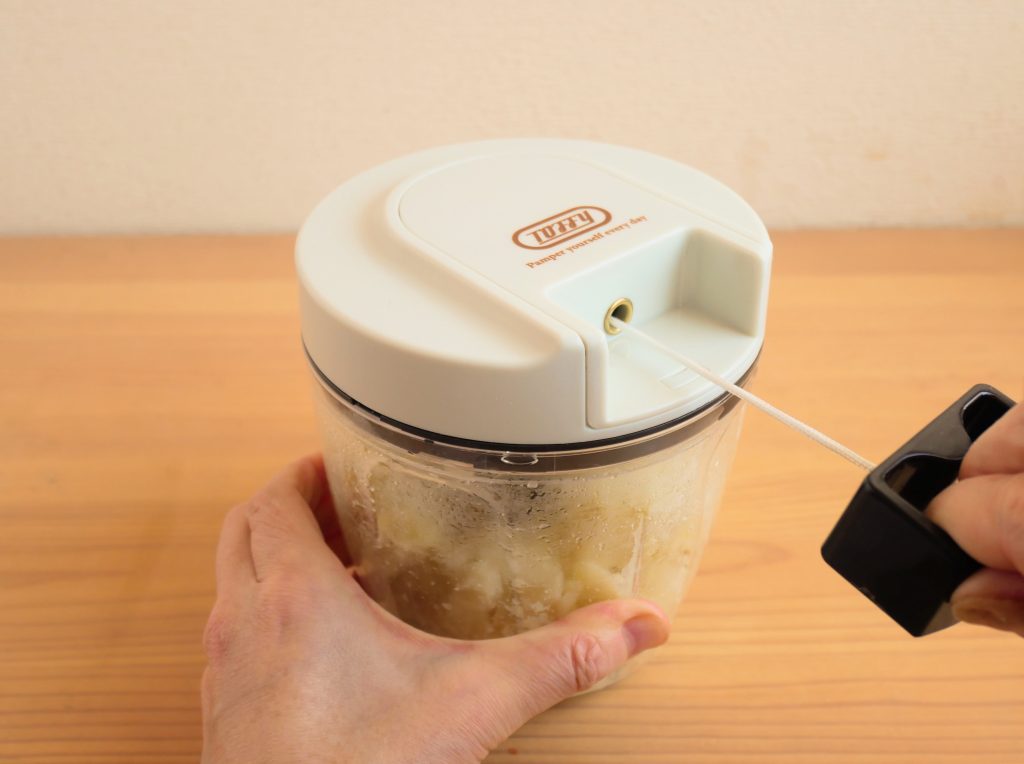 じゃがいもをマルチハンディチョッパーでマッシュする様子