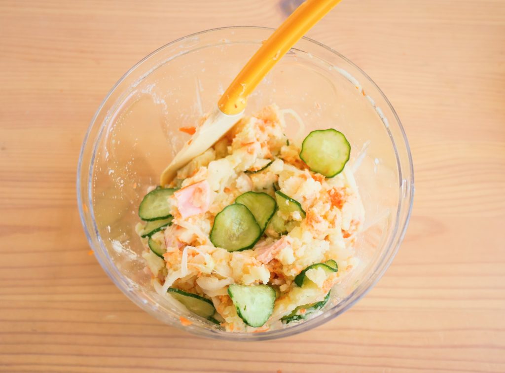 マッシュしたじゃがいもにほかの具材を混ぜる様子