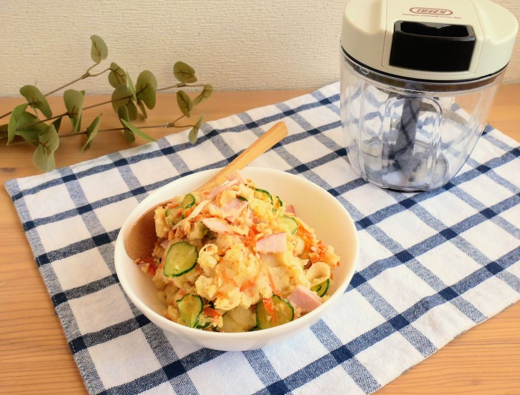 皿に盛られたポテトサラダとマルチハンディチョッパー