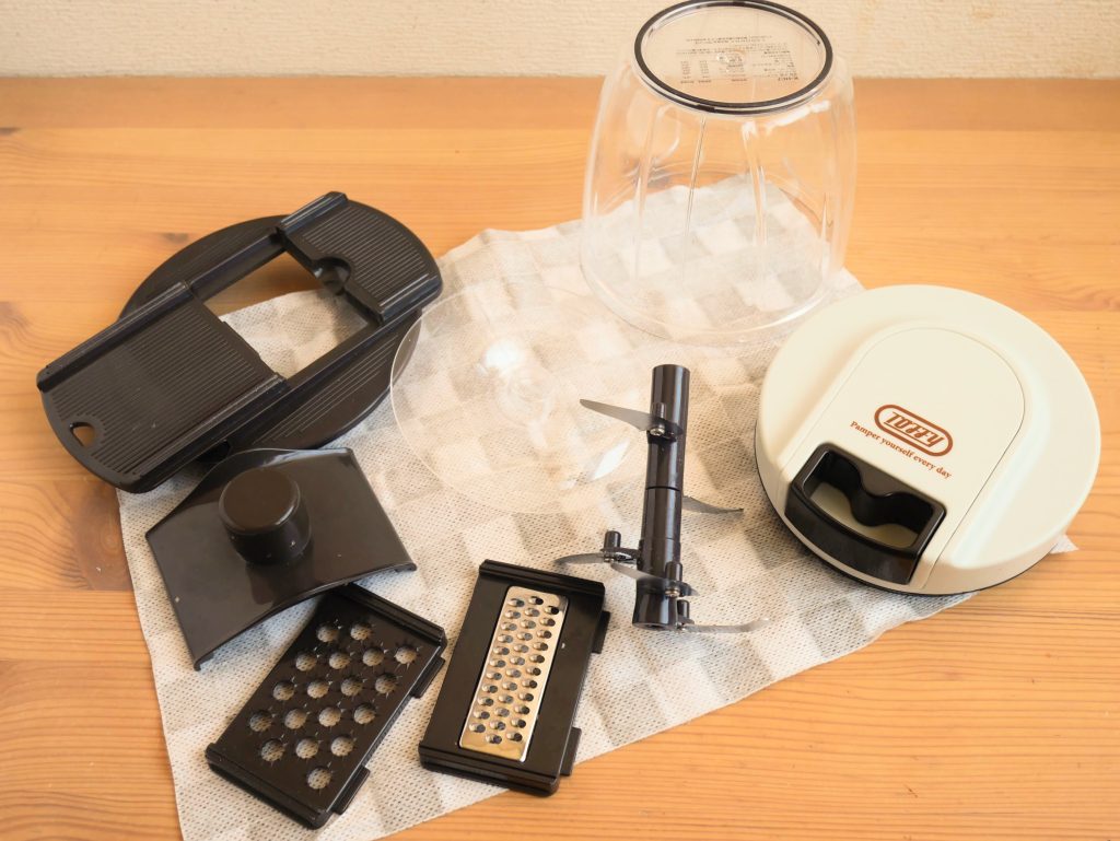 ふきんの上にのせている、マルチハンディチョッパーのパーツ