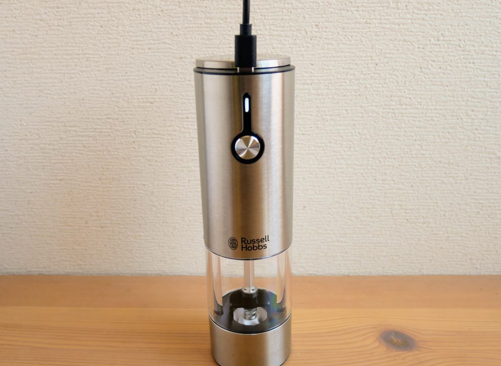 充電式ゴマミルを充電する様子