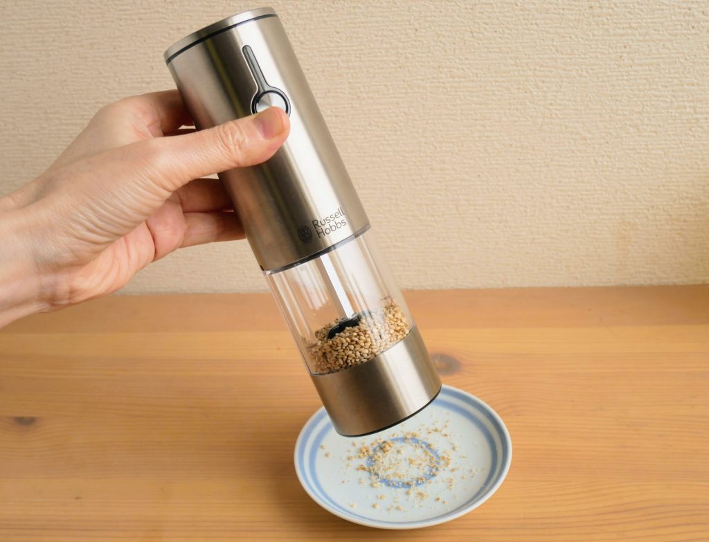 充電式ゴマミルでごまをする様子