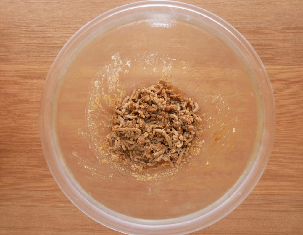 ボウルに入った肉みそ