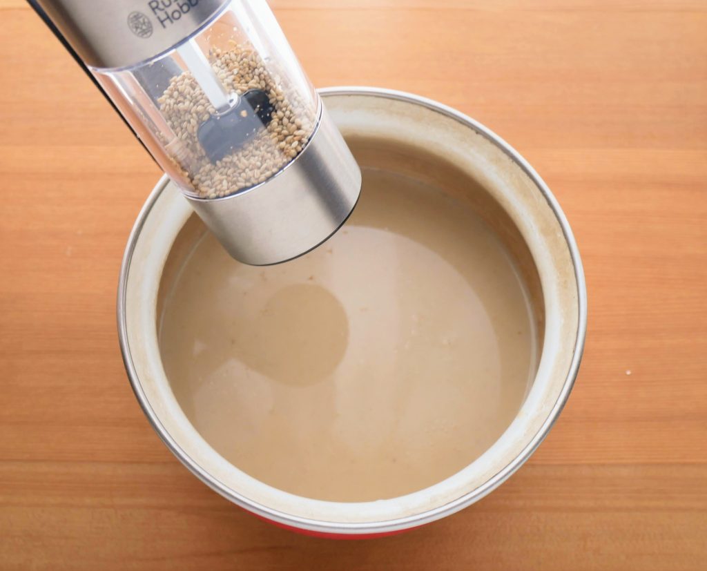 スープにごまをひき入れる様子