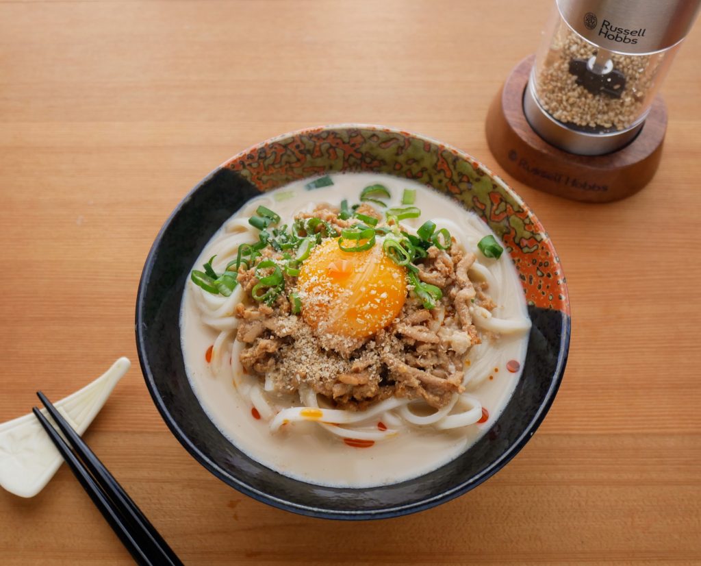 ピリ辛ごま豆乳うどんと充電式ゴマミル