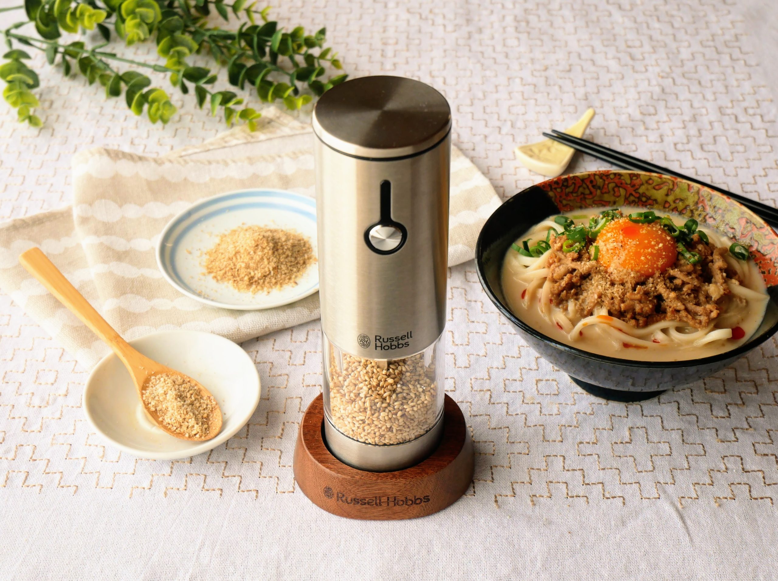 充電式ゴマミルとすりごま、ピリ辛ごま豆乳うどん