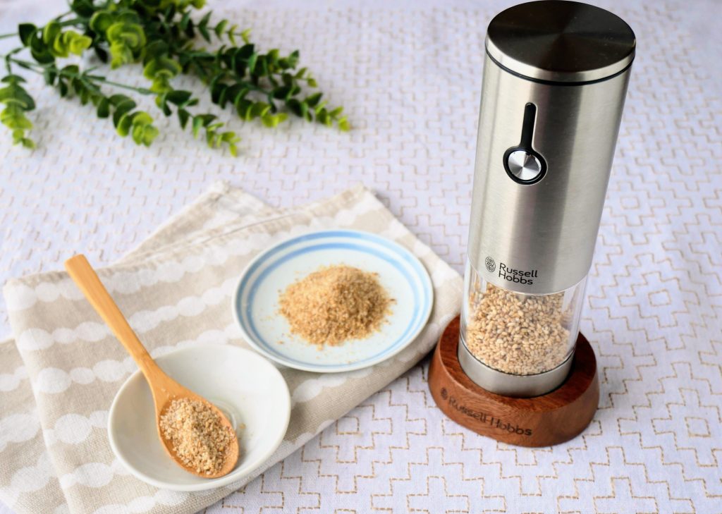 ラッセルホブスの充電式ゴマミルとスプーンと皿に盛られたすりごま