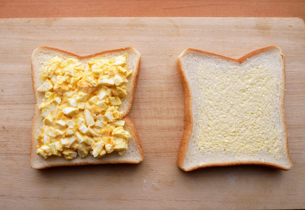 食パン1枚に卵サラダをのせた様子