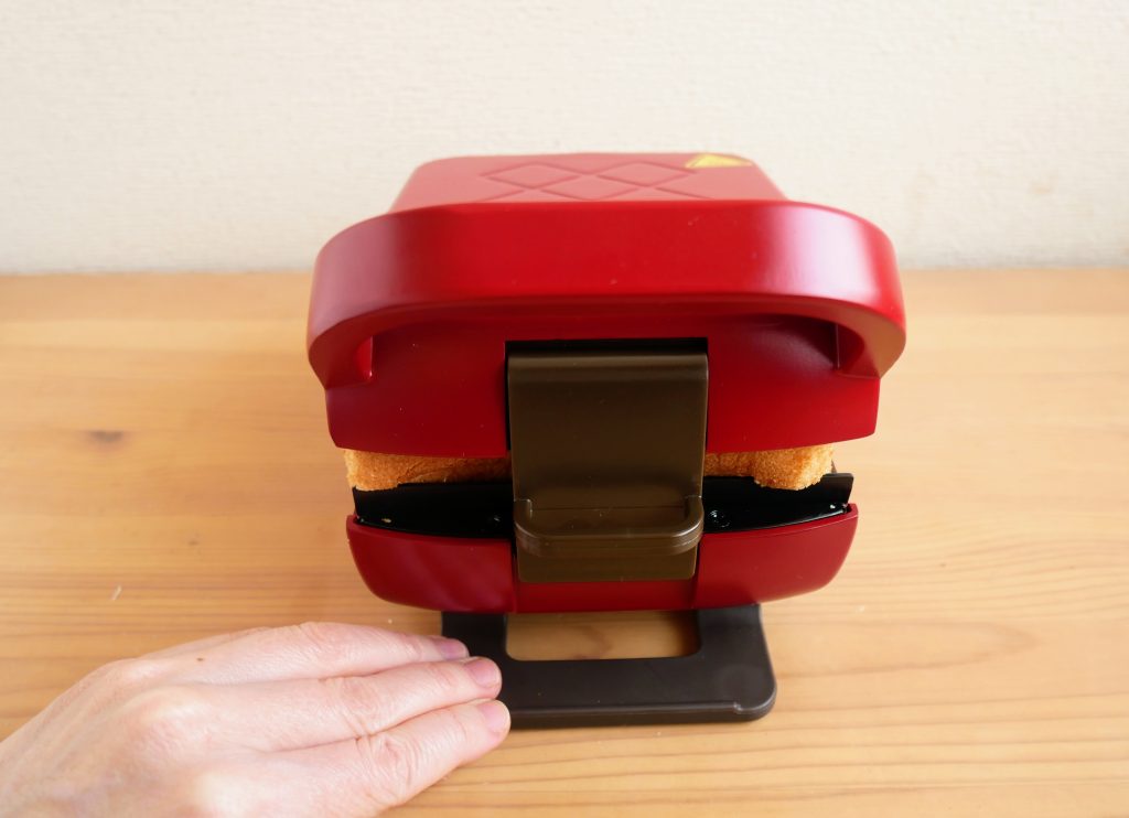 プレスサンドメーカープラッドのハンドルロックを固定する様子