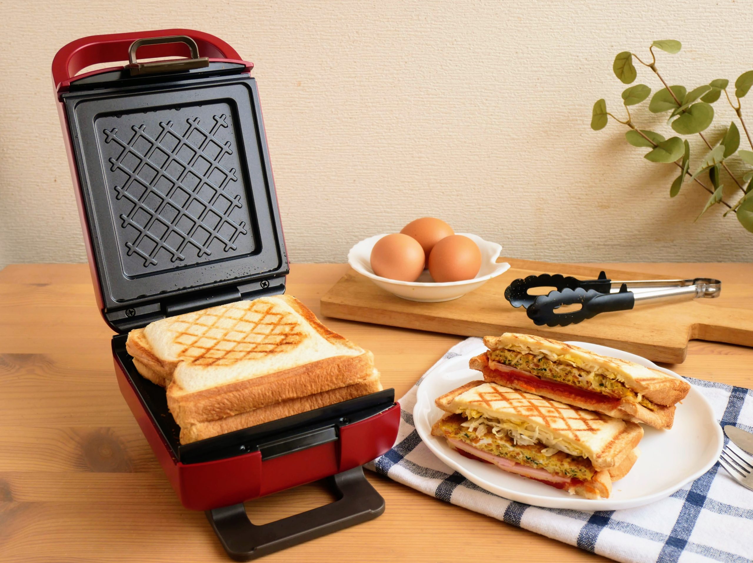 プレスサンドメーカープラッドと皿に盛られた韓国屋台風ホットサンド