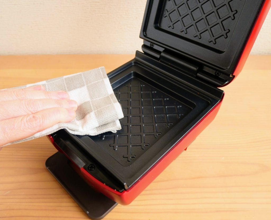 レコルトのプレスサンドメーカープラッドを拭く様子