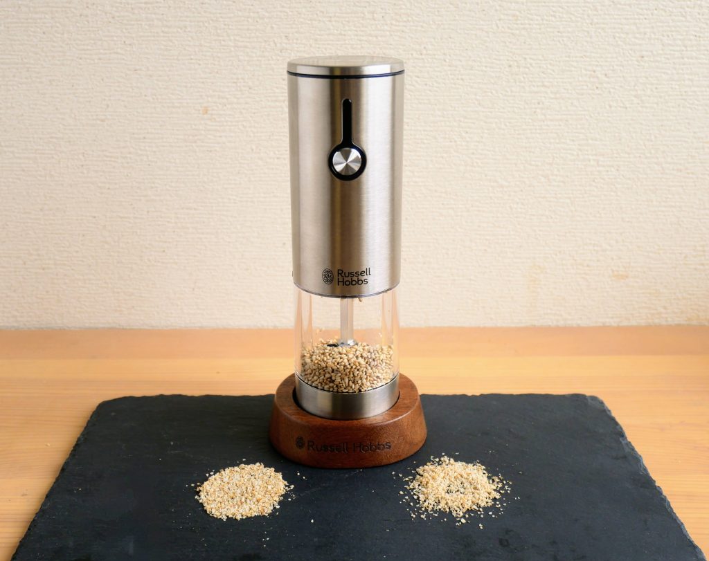 ラッセルホブスの充電式ゴマミルと、粗挽きと細挽きのごま