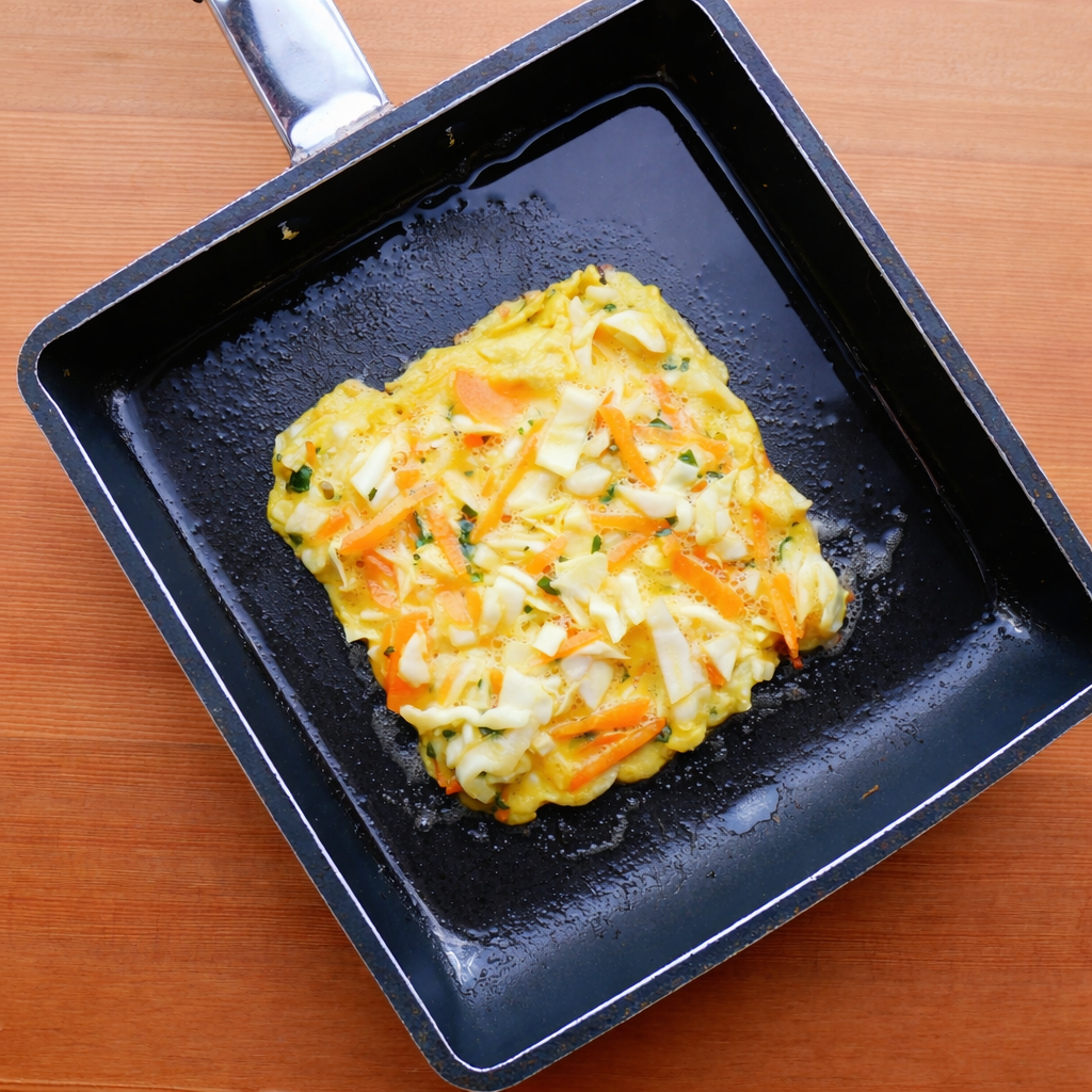 卵焼き器でオムレツを焼く様子