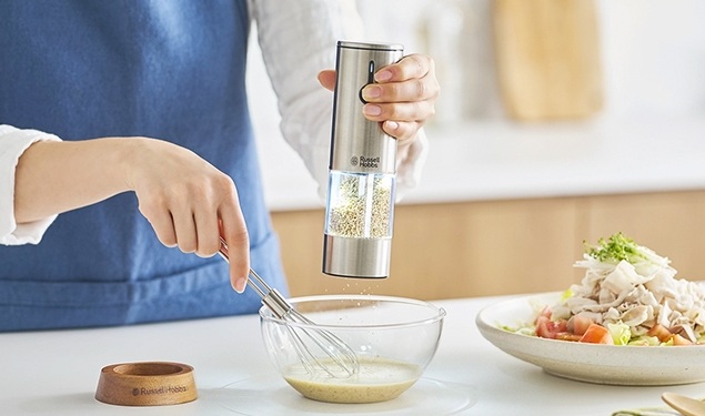 ラッセルホブスの充電式ゴマミルで調理する様子