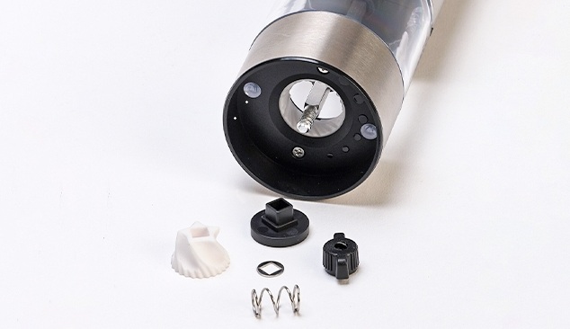 充電式ゴマミルのキャビンユニットを分解する様子