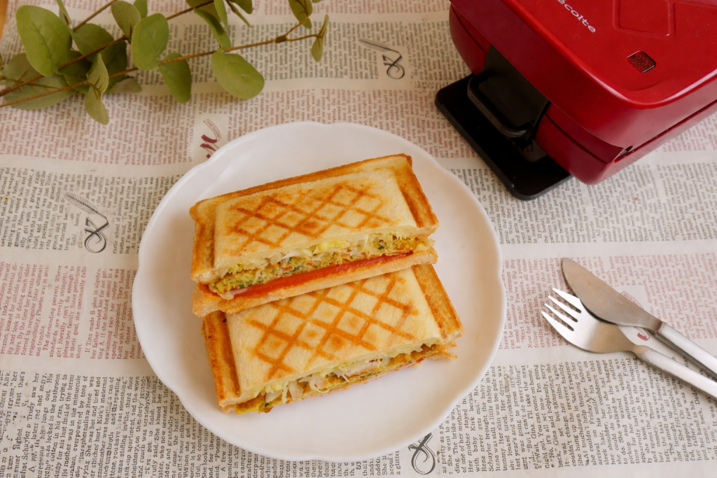 皿に盛られた、韓国屋台風ホットサンド