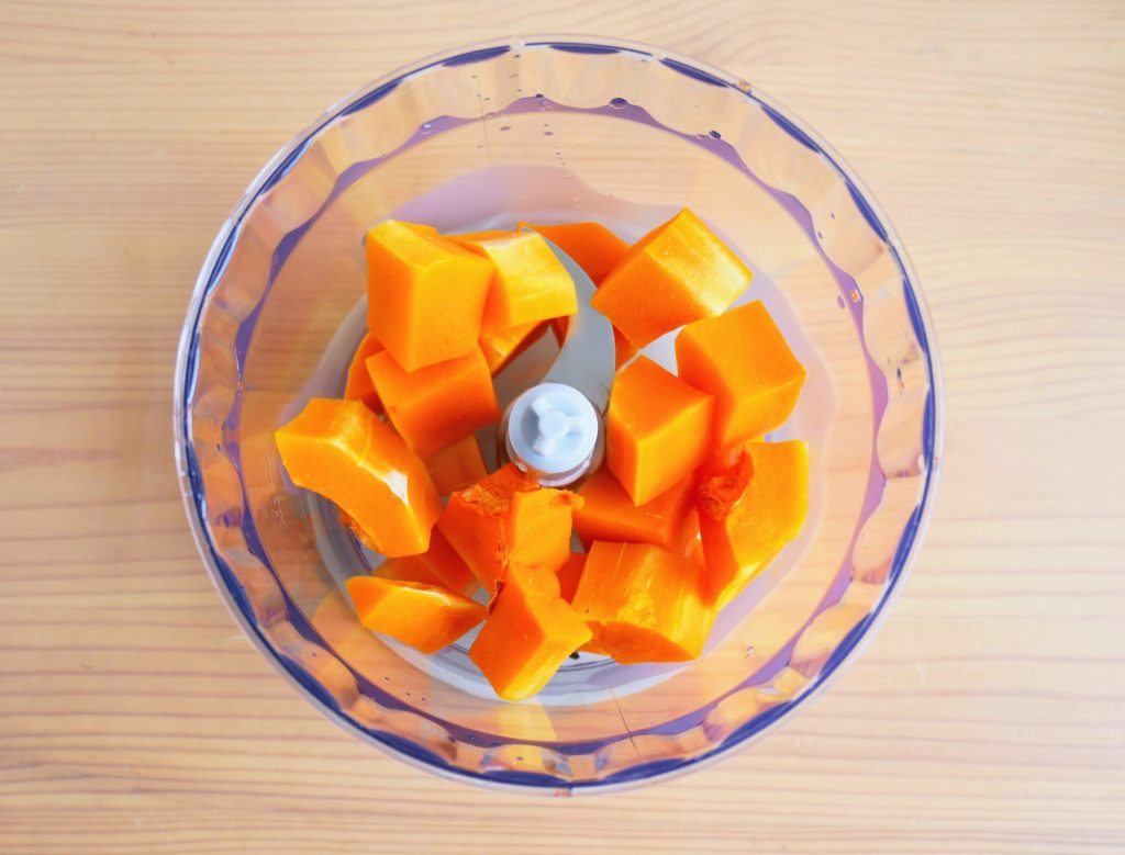 チョッパーのカップにかぼちゃを入れる様子