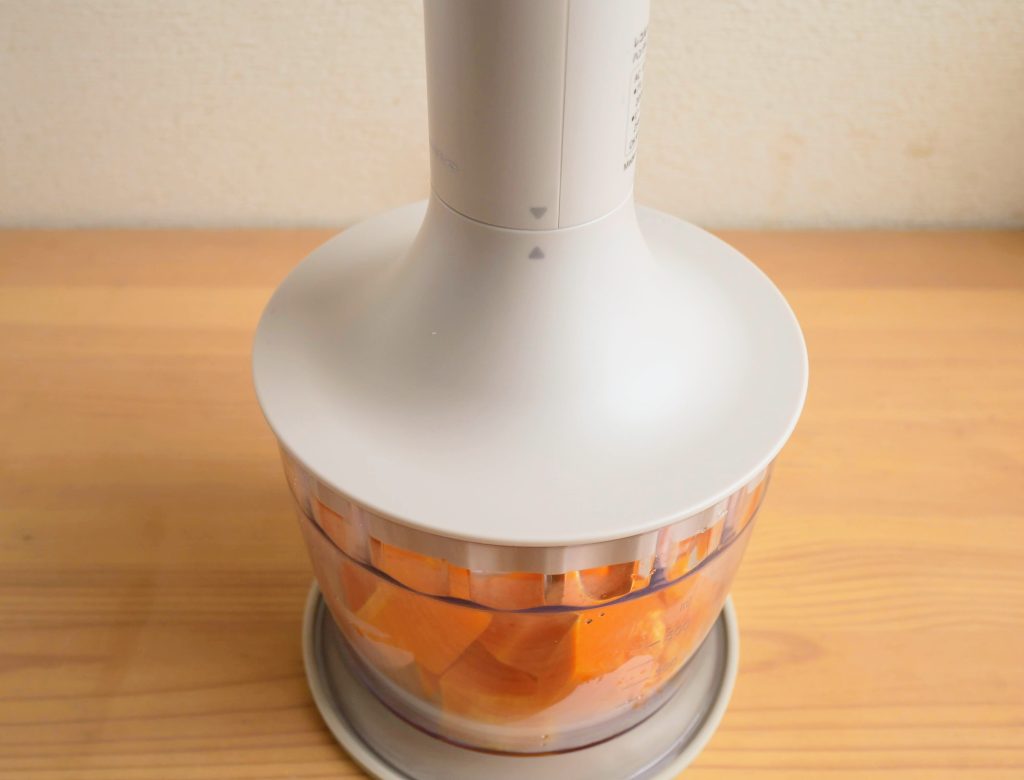 チョッパーカップにかぼちゃを入れてセットする様子