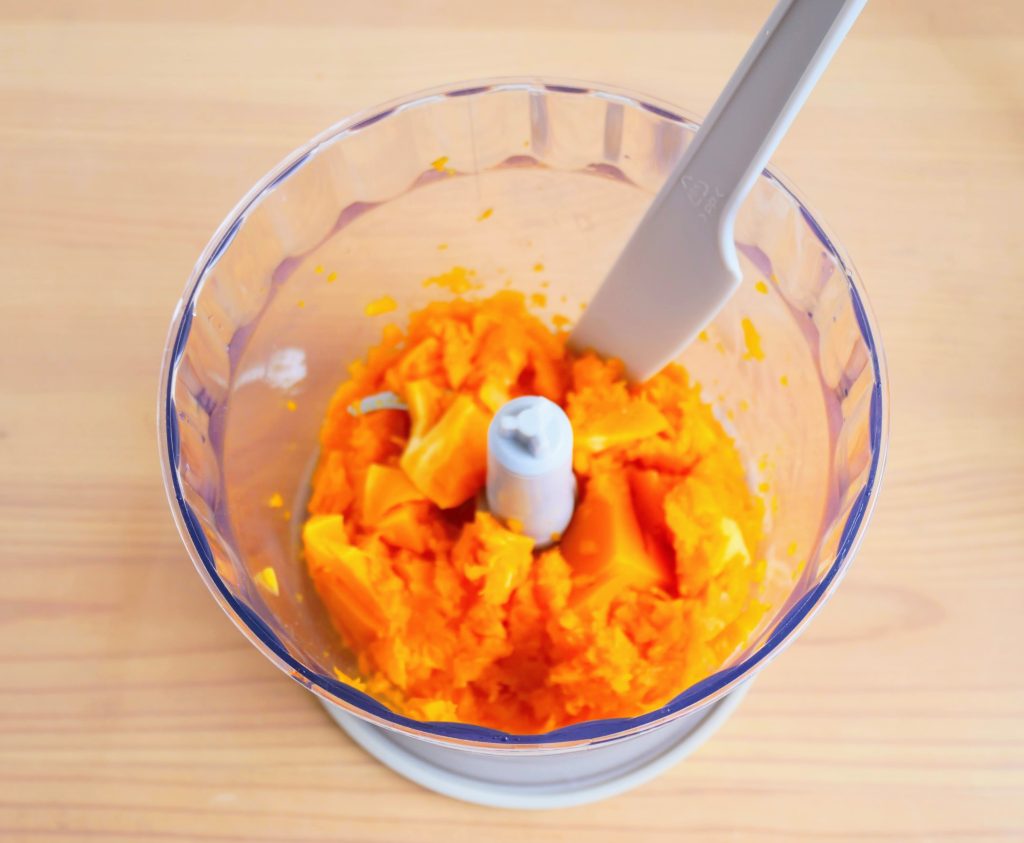 スパチュラでまわりに付いたかぼちゃを落とす様子