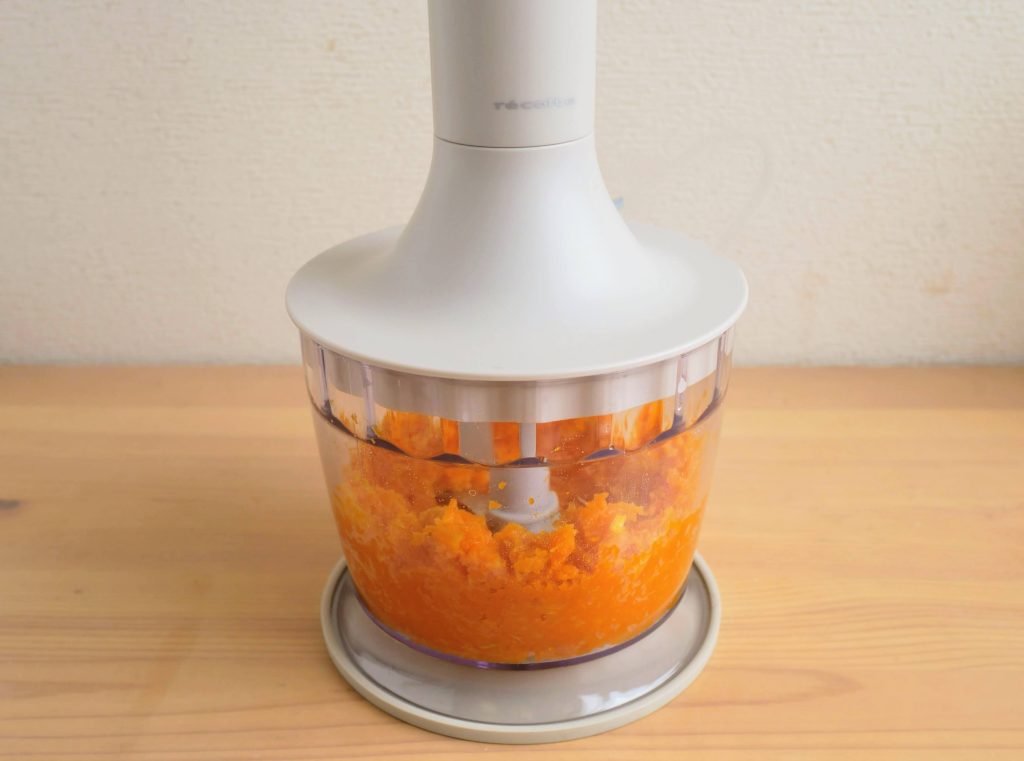 チョッパーでかぼちゃを細かくする様子